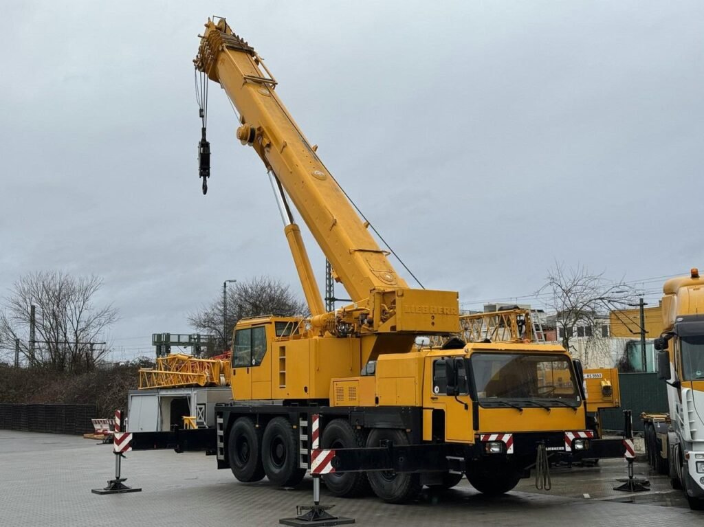 Grúa LIEBHERR LTM 1090 / 2 , ( 90 ton)